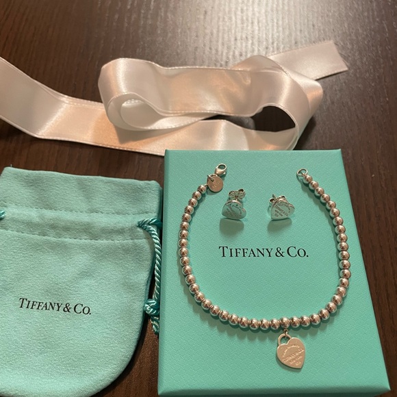Return to Tiffany Silver Earrings & Bracelet Set - Picture 10 of 13